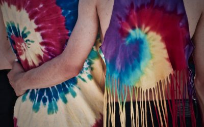 Batikmönster med tie-dye och textilfärg